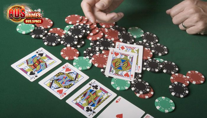 Chơi Poker online tiền thật là gì?